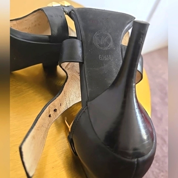 Micheal Kors Black Leather Heel With Gold Tone Embellishment Size 6.5M 🌴 - Picture 5 of 9